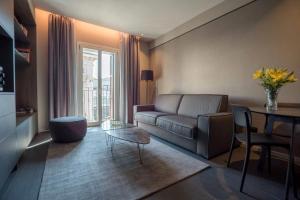米蘭的住宿－Be Mate Via Tivoli，客厅配有沙发和桌子