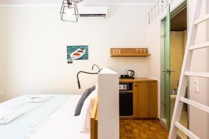 a small room with a bed and a kitchen at Ink Hotels Phos in Rethymno