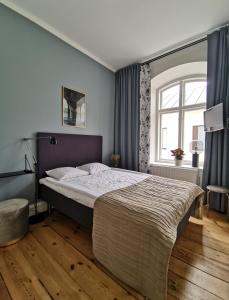 Postel nebo postele na pokoji v ubytování Hotell Fängelset Västervik