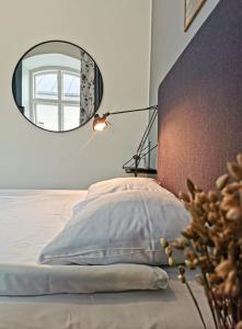 Postel nebo postele na pokoji v ubytování Hotell Fängelset Västervik