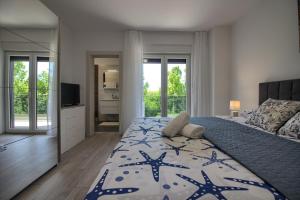 Posteľ alebo postele v izbe v ubytovaní Modern villa Ema with private pool near Pula and the beach + 37 fotografií
