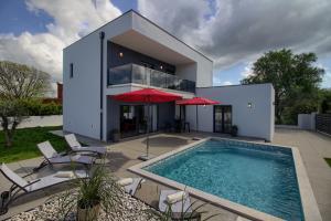 Bazén v ubytovaní Modern villa Ema with private pool near Pula and the beach alebo v jeho blízkosti