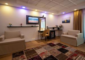 TV a/nebo společenská místnost v ubytování Antusa Design Hotel & Spa