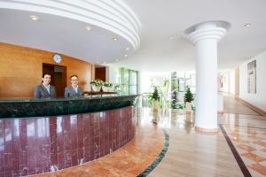 dwoje osób stojących w holu budynku w obiekcie Grupotel Natura Playa w Playa de Muro +34 zdjęcia