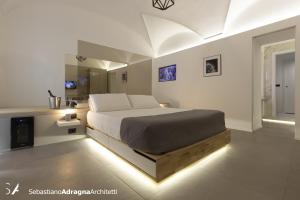 ein Schlafzimmer mit einem großen Bett mit Beleuchtung in der Unterkunft Le Dimore Degli Archi Catania in Catania