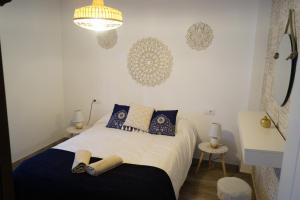 Un dormitorio con una cama con dos zapatos. en Apartamento Mihrab, excelente ubicacion en casco historico, en Córdoba