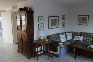 ein Wohnzimmer mit einem Sofa und einem Tisch in der Unterkunft Hello Zeeland - Vakantiehuis Zwin 092 in Breskens
