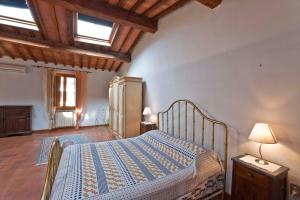 フィレンツェにあるアパルタメンティ ルッジニの木製の天井が特徴のベッドルーム1室(ベッド1台付)