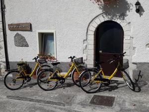 drie fietsen geparkeerd buiten een gebouw bij L'angolo fiorito in Castelpetroso