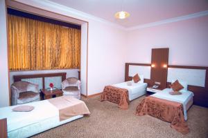 Postel nebo postele na pokoji v ubytování Grand Nakhchivan Hotel