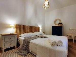 Un dormitorio con una cama con toallas. en Appartamento Livia, en Polignano a Mare
