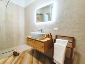 bagno con lavandino e specchio di Appartamento Livia a Polignano a Mare