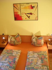 Tempat tidur dalam kamar di Appartments Am Wiesenrand