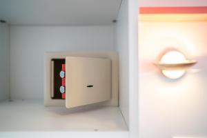 eine Apfel-Steckdose mit einer Lampe an der Wand in der Unterkunft Hotel Marco Polo in Lignano Sabbiadoro