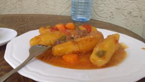 Mbarara的住宿－Silver Motel Mbarara，桌上一盘带根蔬菜的食物