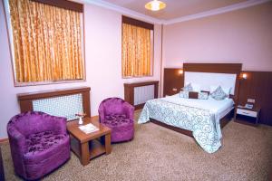 Postel nebo postele na pokoji v ubytování Grand Nakhchivan Hotel