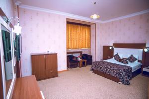 Postel nebo postele na pokoji v ubytování Grand Nakhchivan Hotel