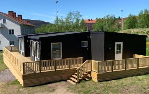une maison avec une grande terrasse et une dans l'établissement Private Chalet with Sauna, à Kiruna