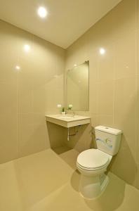 Łazienka z białą toaletą i umywalką w obiekcie Tairada Boutique Hotel w mieście Krabi