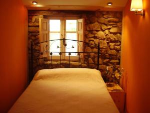 Un dormitorio con una cama en una habitación con ventana. en Casa Rural Ortulane, en Urduliz
