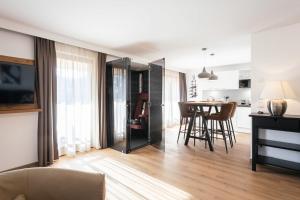 Televízia a/alebo spoločenská miestnosť v ubytovaní Hotel VIKTORIAS HOME Kufstein