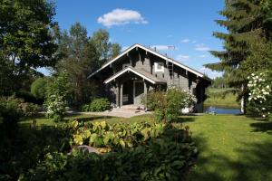 una vecchia casa in mezzo a un cortile di Martinmäki a Virrat