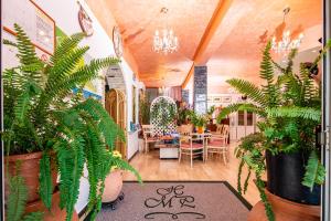 ein Zimmer voller Pflanzen und einem Tisch in der Unterkunft Hotel Marco Polo in Lignano Sabbiadoro