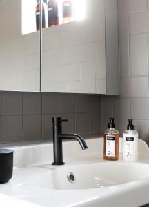 un lavabo con dos botellas de jabón. en Luxury house, Golden Circle getaway - Private hot tub and sauna, en Reykholt