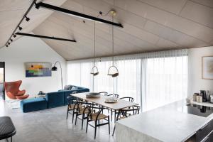 cocina y sala de estar con mesa y sillas en Luxury house, Golden Circle getaway - Private hot tub and sauna, en Reykholt