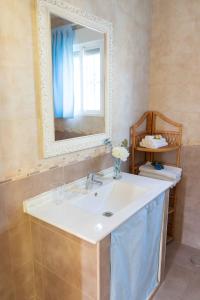 Ένα μπάνιο στο Casa con piscina de agua salada Villa Pepucho 2