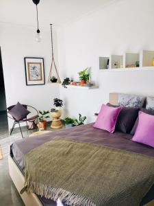 - une chambre avec un grand lit et des oreillers roses dans l'établissement Deluxe Penthouse Charming Location Rooftop Views, à Marsaxlokk