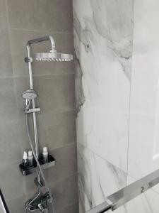 La salle de bains est pourvue d'une douche avec un pommeau de douche. dans l'établissement Deluxe Penthouse Charming Location Rooftop Views, à Marsaxlokk