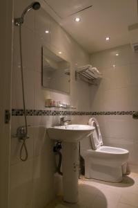 Koupelna v ubytování 237 Hotel