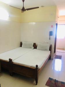 - une chambre avec un grand lit dans l'établissement Hotel Temple View Annex, à Madurai