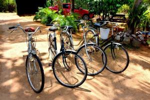 un grupo de tres bicicletas estacionadas una al lado de la otra en S P City Resort, en Anuradhapura