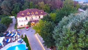 una vista aérea de una casa grande con patio en Krikonis Hotel, en Ioannina