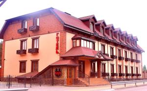 un gran edificio con techo rojo en una calle en Citadel Hotel, en Myla