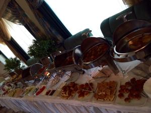 un buffet con molti piatti su un tavolo di Fakel Hotel a Orenburg