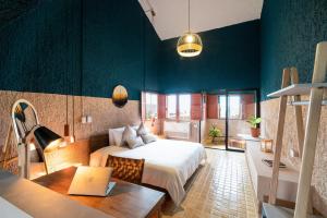 Postel nebo postele na pokoji v ubytování Selina Cancun Laguna Hotel Zone