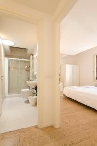 a bedroom with a bed and a bathroom at Appartamento del Nettuno in Bologna