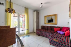 ein Wohnzimmer mit einem Sofa und einem Tisch in der Unterkunft Marjan Hill in Split