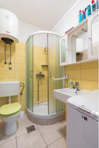 y baño con ducha, aseo y lavamanos. en Marjan Hill en Split