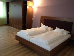 Postel nebo postele na pokoji v ubytování Gasthaus Hotel Kranz