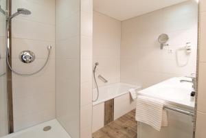 bagno con doccia e lavandino di Gasthaus Hotel Kranz a Laufenburg