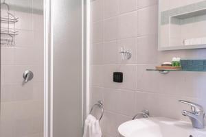 uma casa de banho com um chuveiro e um lavatório. em HOTEL DEL CORSO em Borgomanero