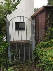 Ein Garten an der Unterkunft Seven