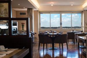 un ristorante con tavoli e sedie e una grande finestra di Best Western Hotel Piccadilly a Roma