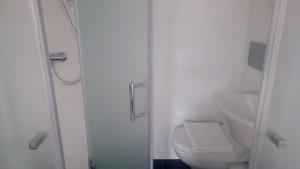 Be Lisbon Hostel Intendente في لشبونة: حمام ابيض مع مرحاض ومغسلة