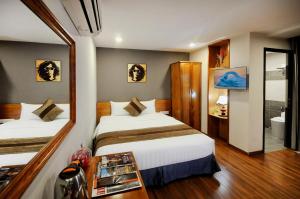 ニャチャンにあるCKD Nha Trang hotelのベッド2台とバスルームが備わるホテルルームです。