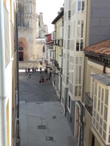 vistas a una calle con una catedral y edificios en Apartamento céntrico catedral Burgos, en Burgos